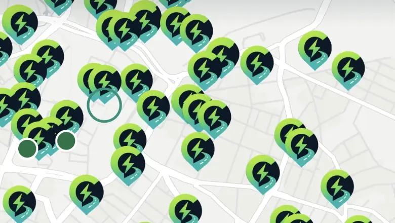 Kartenansicht der Ladechef-App mit vielen Ladesäulen in Leipzig
