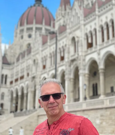Maik Blume mit Sonnenbrille vor dem Parlamentsgebäude in Budapest