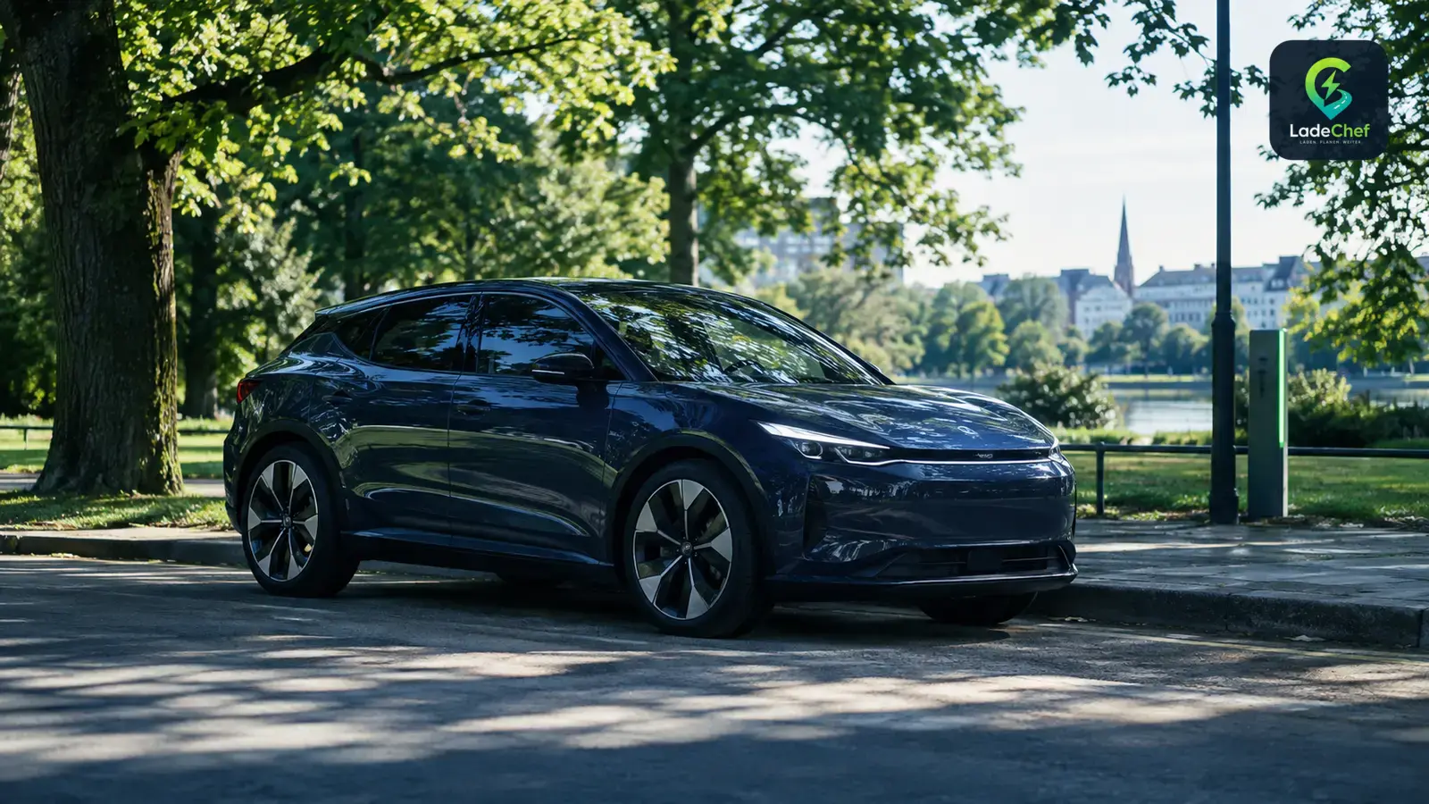 E-Auto parkt an einer grünen Allee